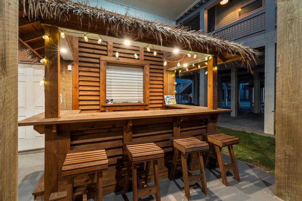 Photo of 941 S Gateway, Crystal Beach, TX 77650 (MLS # 20522245)