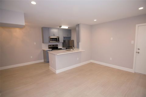 Photo of 2201 Fountain View Drive #44, Houston, TX 77057 (MLS # 12885147)