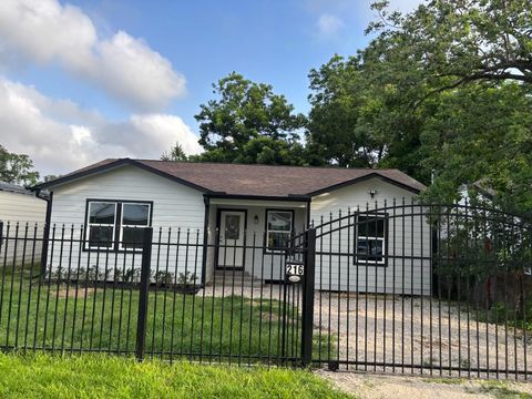 Photo of 216 Burress Street, Houston, TX 77022 (MLS # 15387647)