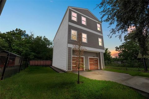 Photo of 955 Elkhart Street #A, Houston, TX 77091 (MLS # 42809788) Photo of 955 Elkhart Street #A, Houston, TX 77091 (MLS # 42809788)