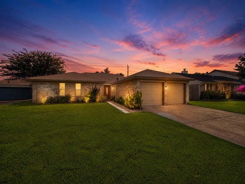 Photo of 39 Oak Harbor Drive, Houston, TX 77062 (MLS # 23806229)