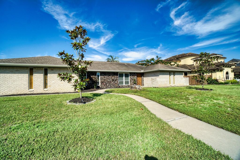 Photo of 18503 Kings Lynn Street, Houston, TX 77058 (MLS # 59019142)