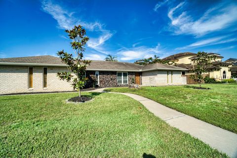 Photo of 18503 Kings Lynn Street, Houston, TX 77058 (MLS # 59019142)