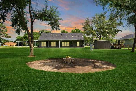 Photo of 2518 County Road 160, Alvin, TX 77511 (MLS # 2793849)