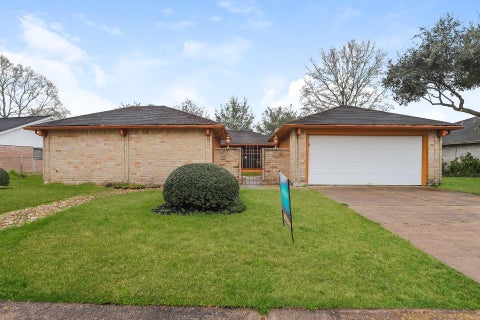 Photo of 613 W Castle Harbour Drive, Friendswood, TX 77546 (MLS # 76076957)