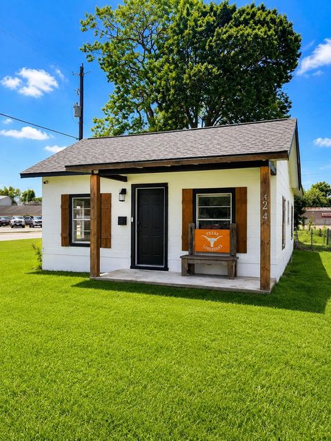 Photo of 424 Thomas Street, Clute, TX 77531 (MLS # 90752841)