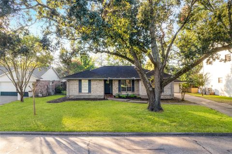 Photo of 5339 Appleblossom Lane, Friendswood, TX 77546 (MLS # 64329043)