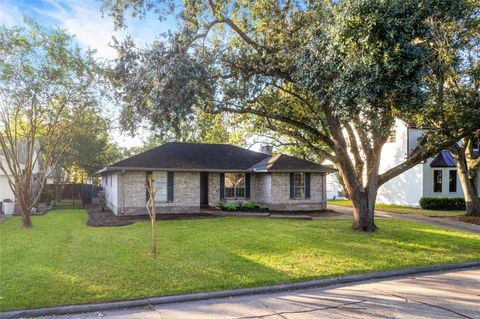 Photo of 5339 Appleblossom Lane, Friendswood, TX 77546 (MLS # 64329043)