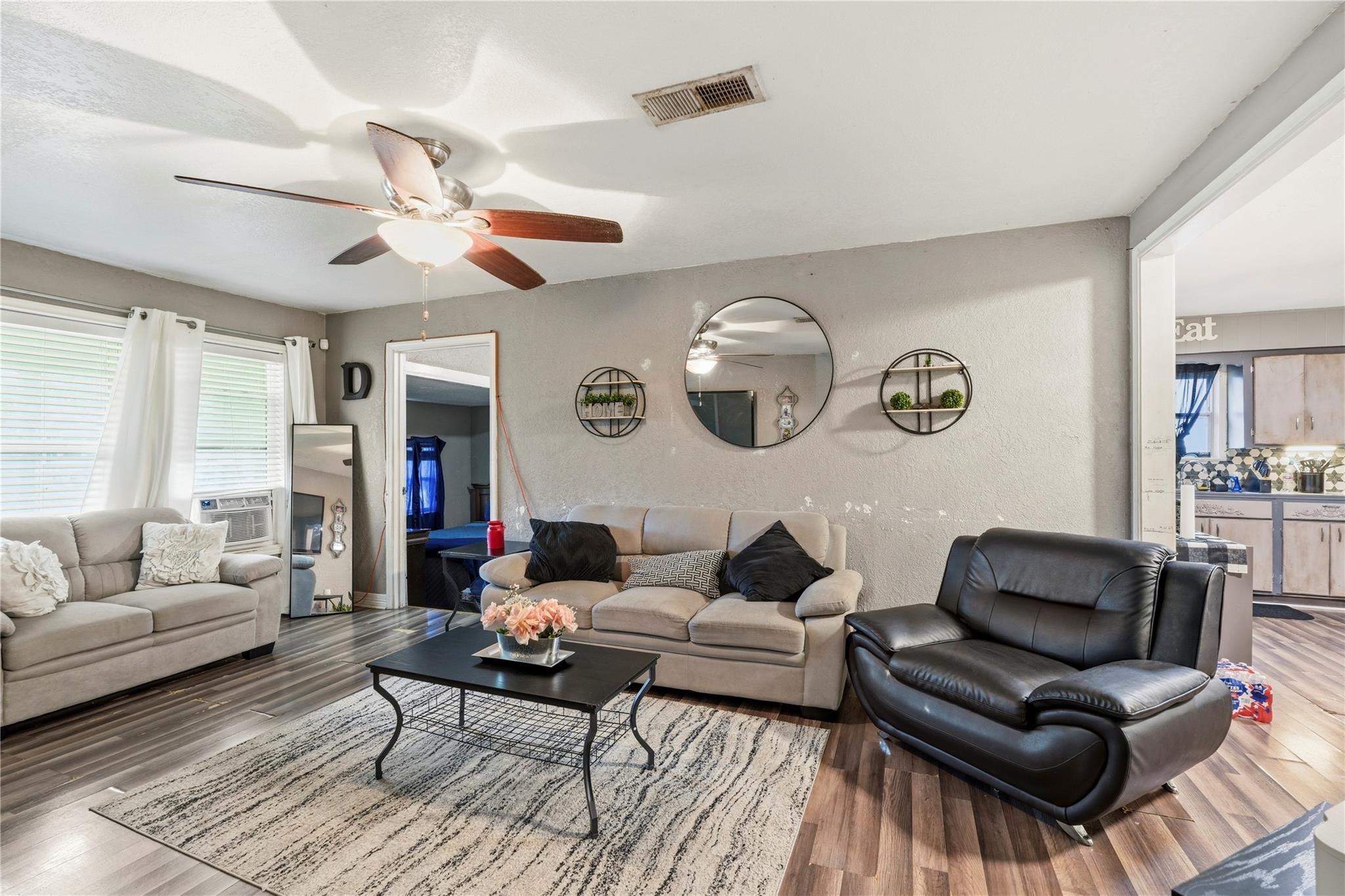 910 W 6th Street