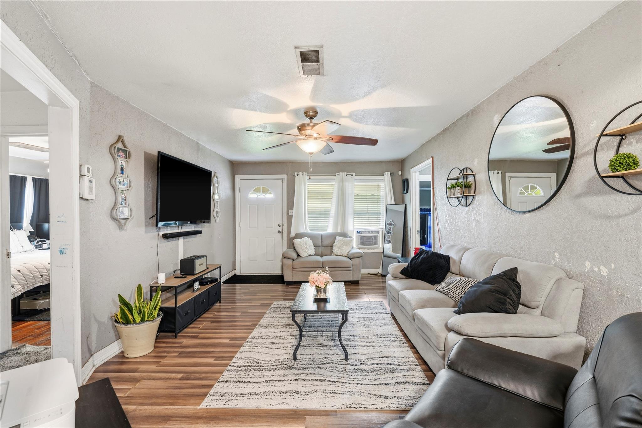 910 W 6th Street