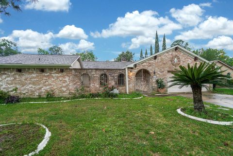 Photo of 5611 Arncliffe Drive #A, Houston, TX 77088 (MLS # 81913209)