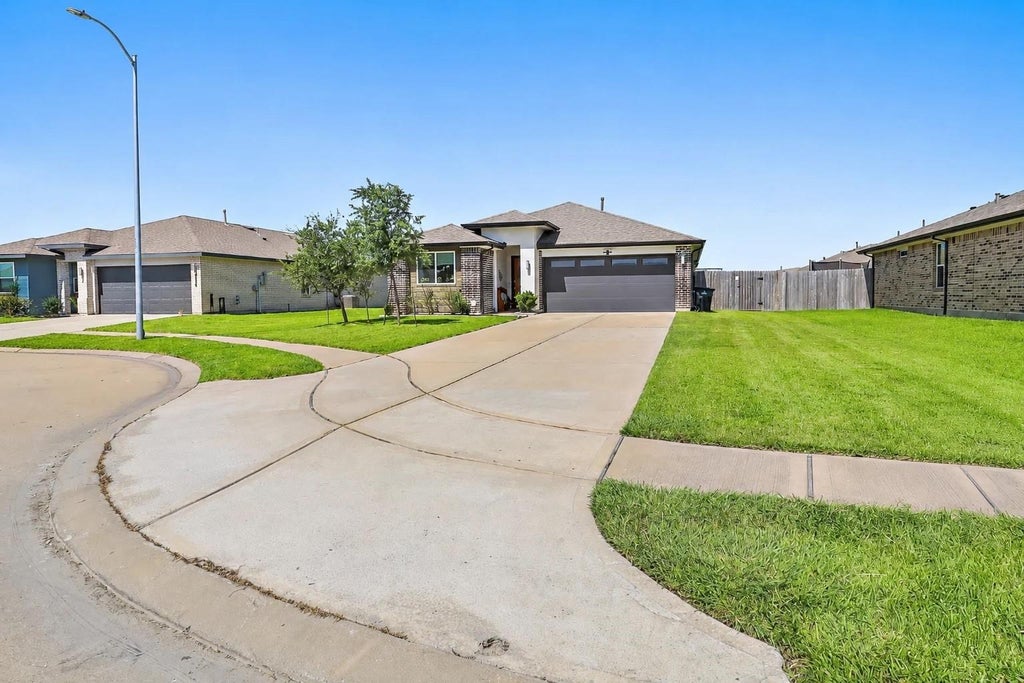 Photo of 407 Turtle Oak Lane, Baytown, TX 77523 (MLS # 89383886)