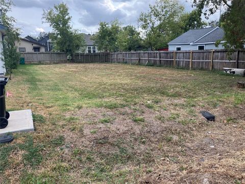 Photo of 414 Owens Street, Houston, TX 77029 (MLS # 3861856)