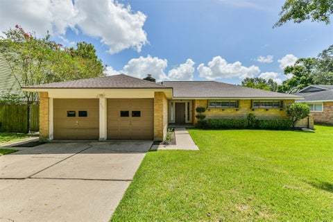 Photo of 311 Stonehenge Lane, Friendswood, TX 77546 (MLS # 39927676)