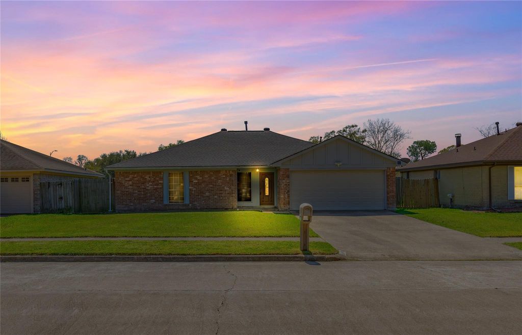 Photo of 1703 Packsaddle Lane, Baytown, TX 77521 (MLS # 17796839)