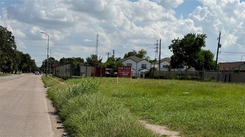 Photo of 2 Wayside Street, Houston, TX 77028 (MLS # 30581877)