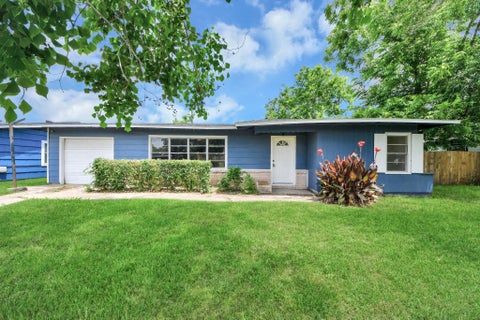 Photo of 5875 Belcrest Street, Houston, TX 77033 (MLS # 2996656)