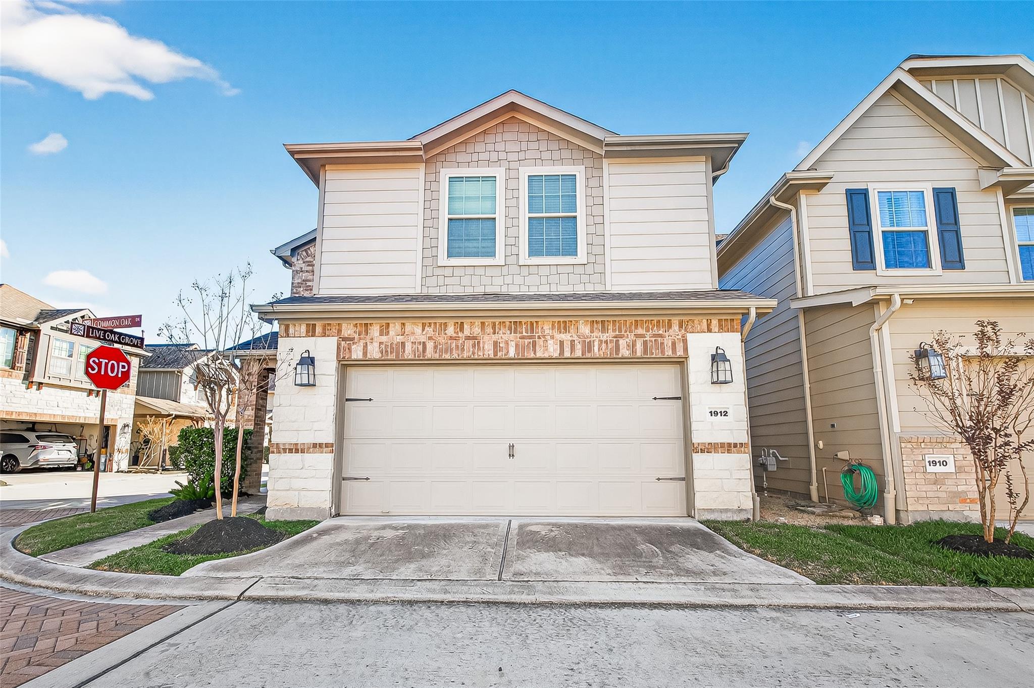 1912 Common Oak Drive