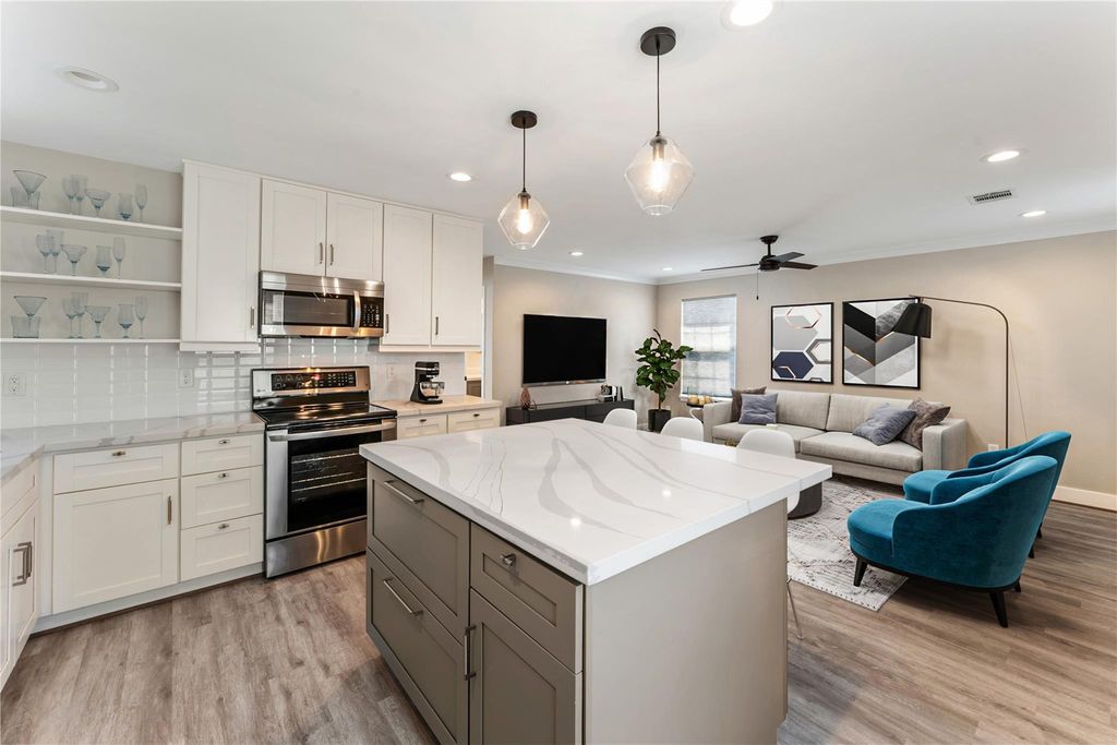 Photo of 809 E 40th Street, Houston, TX 77022 (MLS # 36406057)