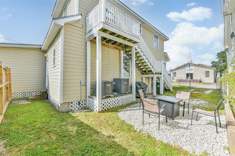 Photo of 2727 Avenue K - Upstairs, Galveston, TX 77550 (MLS # 33239760)