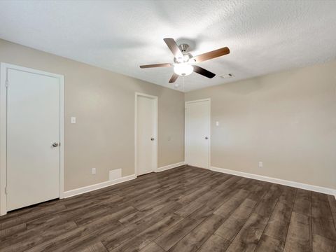 Tiny photo for 211 Leafwood Circle, League City, TX 77573 (MLS # 81626275)