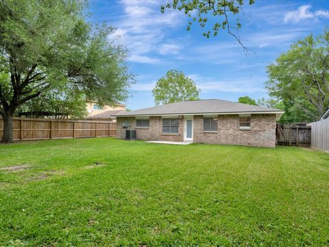 Tiny photo for 211 Leafwood Circle, League City, TX 77573 (MLS # 81626275)