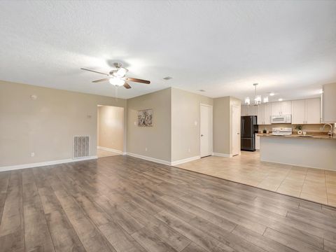 Tiny photo for 211 Leafwood Circle, League City, TX 77573 (MLS # 81626275)