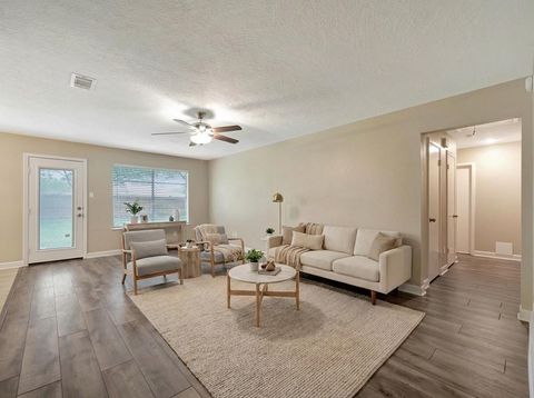 Tiny photo for 211 Leafwood Circle, League City, TX 77573 (MLS # 81626275)