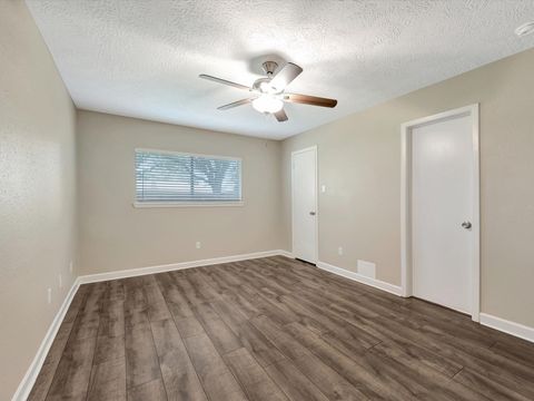 Tiny photo for 211 Leafwood Circle, League City, TX 77573 (MLS # 81626275)