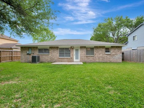Tiny photo for 211 Leafwood Circle, League City, TX 77573 (MLS # 81626275)