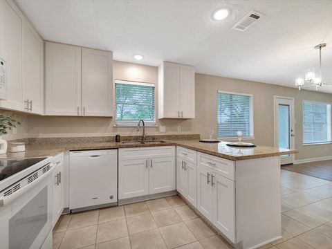 Tiny photo for 211 Leafwood Circle, League City, TX 77573 (MLS # 81626275)