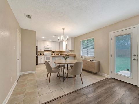 Tiny photo for 211 Leafwood Circle, League City, TX 77573 (MLS # 81626275)
