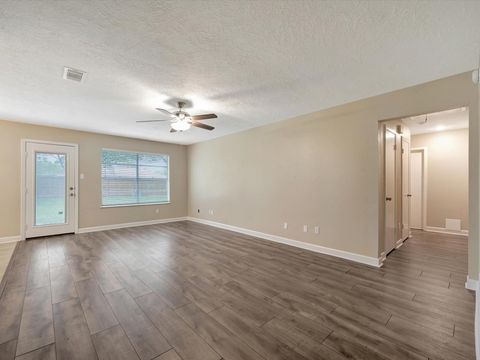 Tiny photo for 211 Leafwood Circle, League City, TX 77573 (MLS # 81626275)