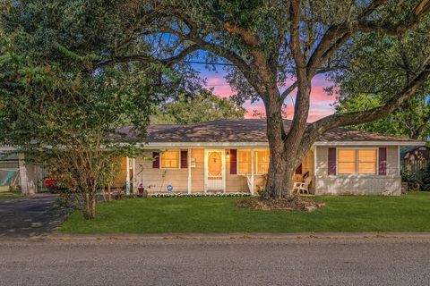 Homes For Sale - 1811 Myrtle Street<br/> Liberty, TX 77575