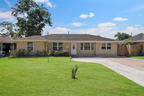 Photo of 209 W Twickenham Trail Trl, Houston, TX 77076 (MLS # 64444581)