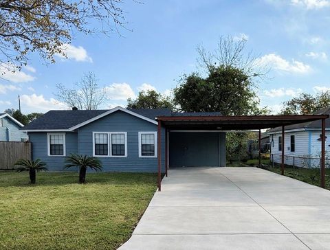 Photo of 13346 Louisville Street, Houston, TX 77015 (MLS # 39129457)