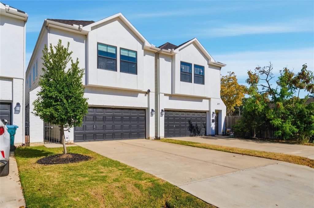 Photo of 819 W 19th Street, Houston, TX 77008 (MLS # 49786130)