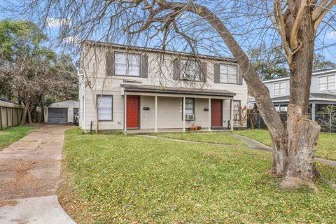 Photo of 505 13th Street N, Texas City, TX 77590 (MLS # 87991977)