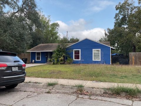 Photo of 5839 Pershing Street, Houston, TX 77033 (MLS # 23496867)
