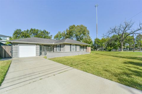 4702 Maple Street Bellaire TX 77401