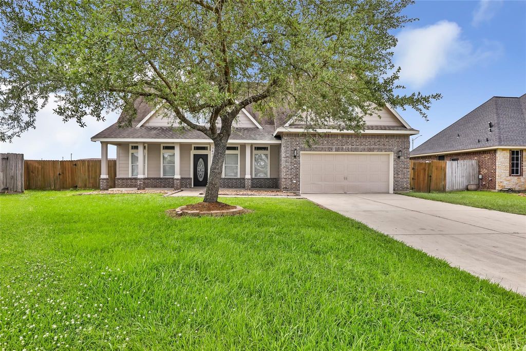 Photo of 14006 Tobago Court, Mont Belvieu, TX 77523 (MLS # 31577912)