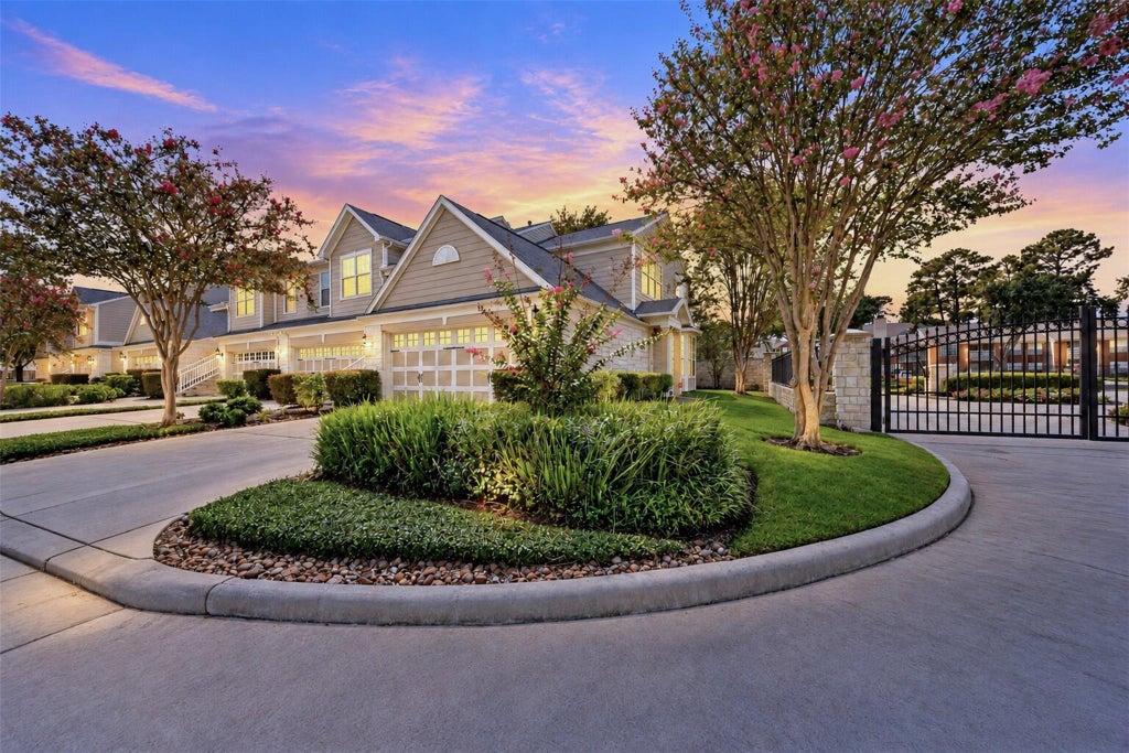 Photo of 13600 Breton Ridge Street #17D, Houston, TX 77070 (MLS # 84810482)