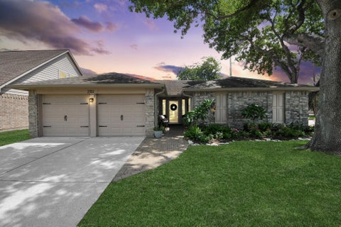 Photo of 2102 Fountain Drive, Sugar Land, TX 77478 (MLS # 20334663)