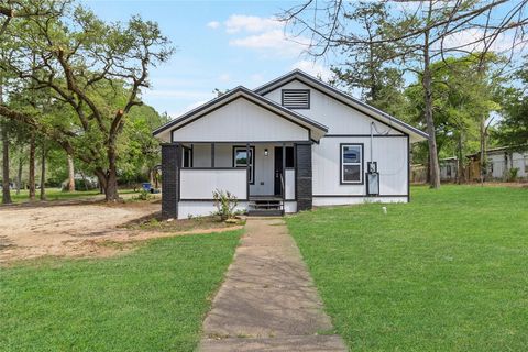 Photo of 725 S Washington Avenue, Livingston, TX 77351 (MLS # 32312123)
