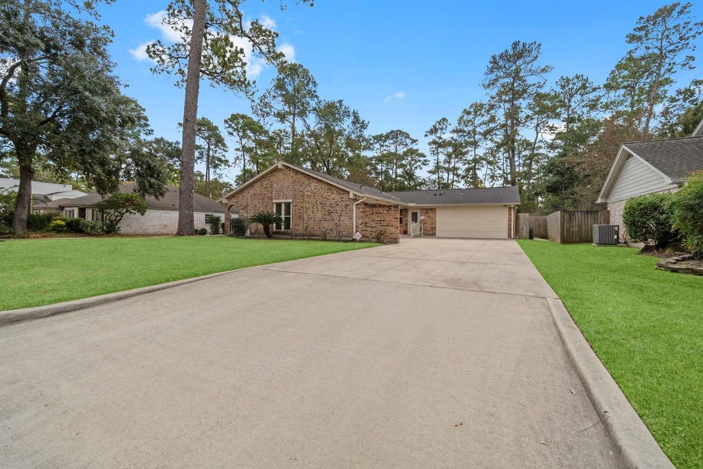 Photo of 1930 River Falls Drive, Houston, TX 77339 (MLS # 95303828)