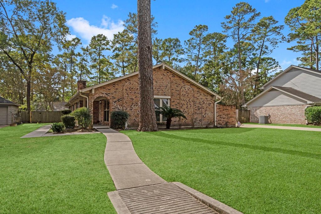 Photo of 1930 River Falls Drive, Houston, TX 77339 (MLS # 95303828)