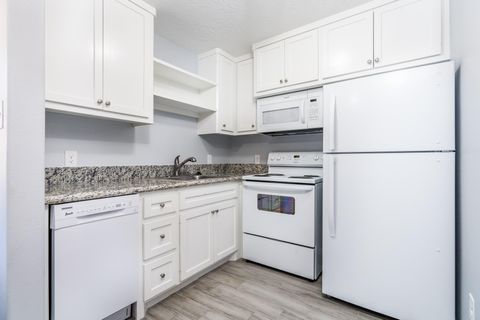 Tiny photo for 207 N Poplar Street #B, Tomball, TX 77375 (MLS # 94329700)