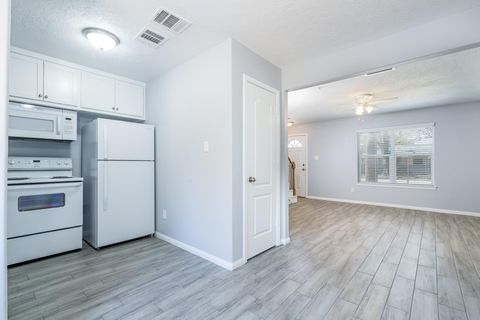 Tiny photo for 207 N Poplar Street #B, Tomball, TX 77375 (MLS # 94329700)