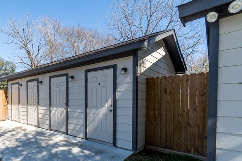 Tiny photo for 207 N Poplar Street #B, Tomball, TX 77375 (MLS # 94329700)