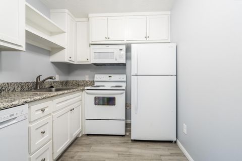 Tiny photo for 207 N Poplar Street #B, Tomball, TX 77375 (MLS # 94329700)